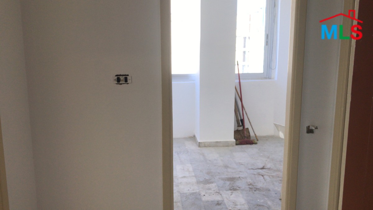 160 SQM Office For Sale in Verdun with Open View
