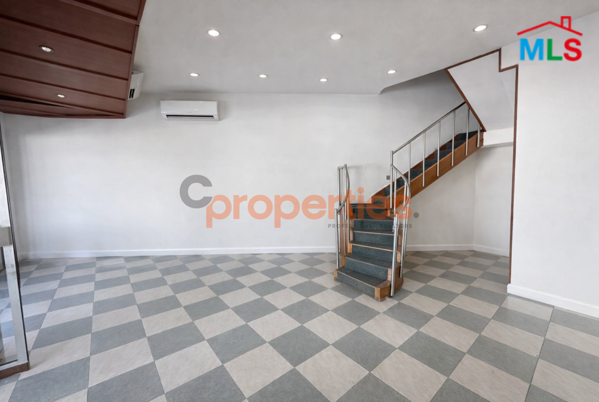 Shop For Rent in Achrafieh - CPBEC29