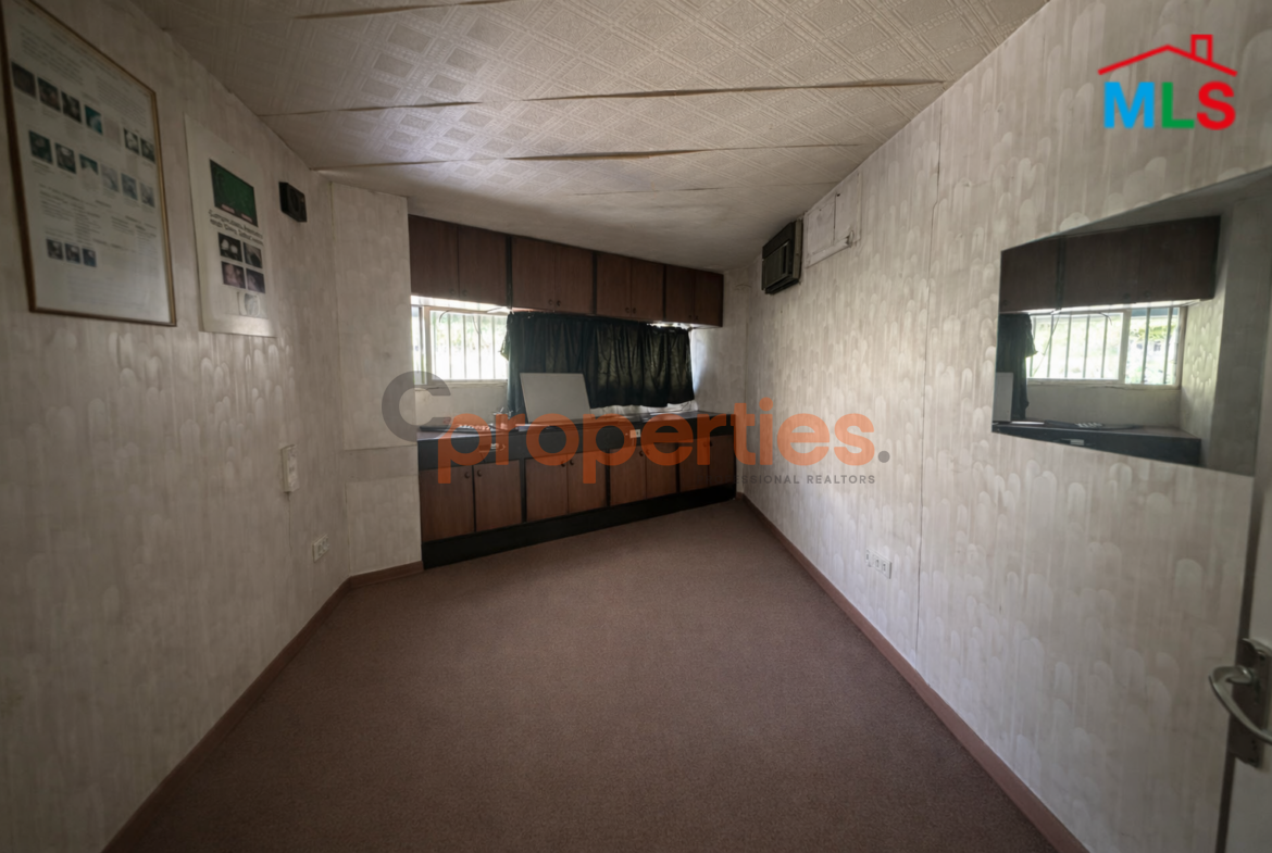 Shop For Rent in Achrafieh - CPBEC29
