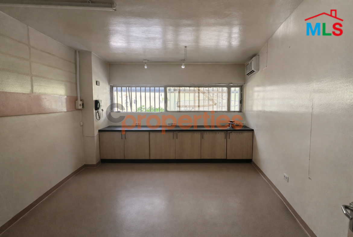 Shop For Rent in Achrafieh - CPBEC29