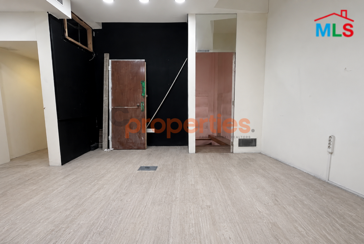 Showroom For Rent in Downtown Beirut - صالة للإيجار في وسط بيروت - CPBHS111
