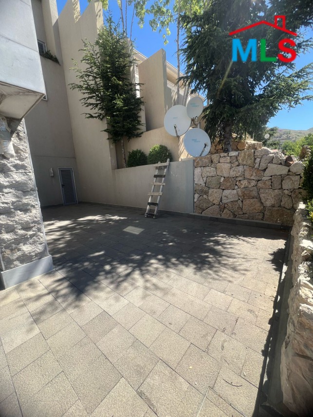 Luxurious Town House For Rent in Fakra Club