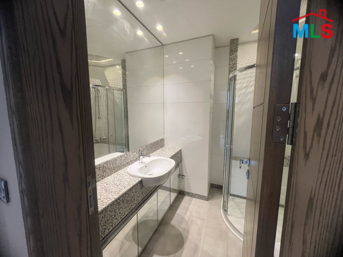 Villa With A Spacious Terrace For Rent in Fakra Club