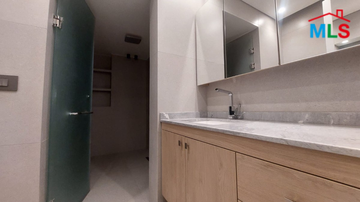 Office with Private Suite/Apartment For Rent In Down Town