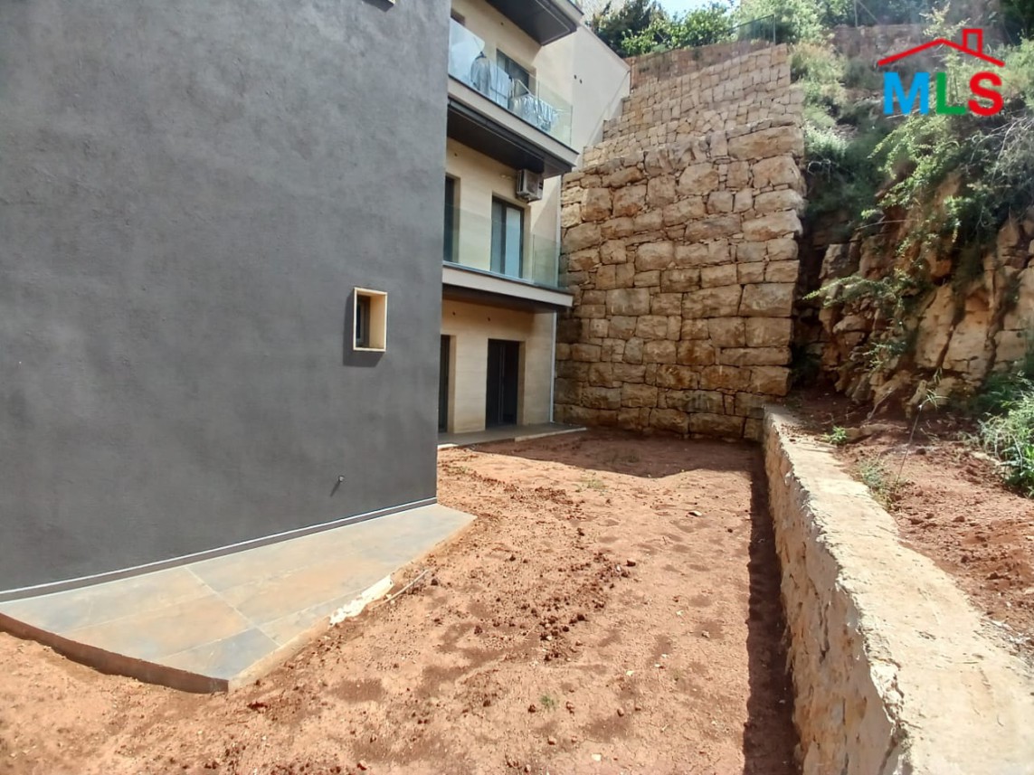 High-End Apartment with Sea and Mountain View For Sale in Roumie