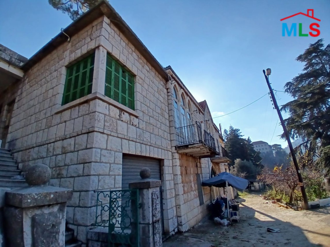 Traditional Old Lebanese House With Land For Sale in Khenchara