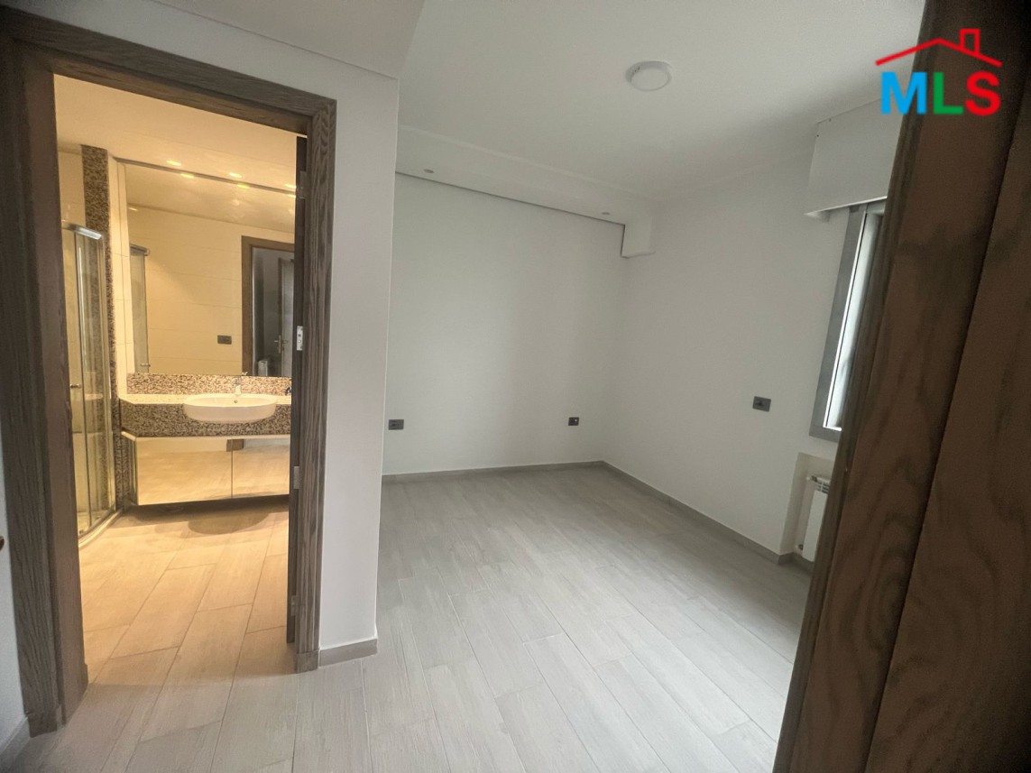 Luxurious Villa For Sale in Fakra Club