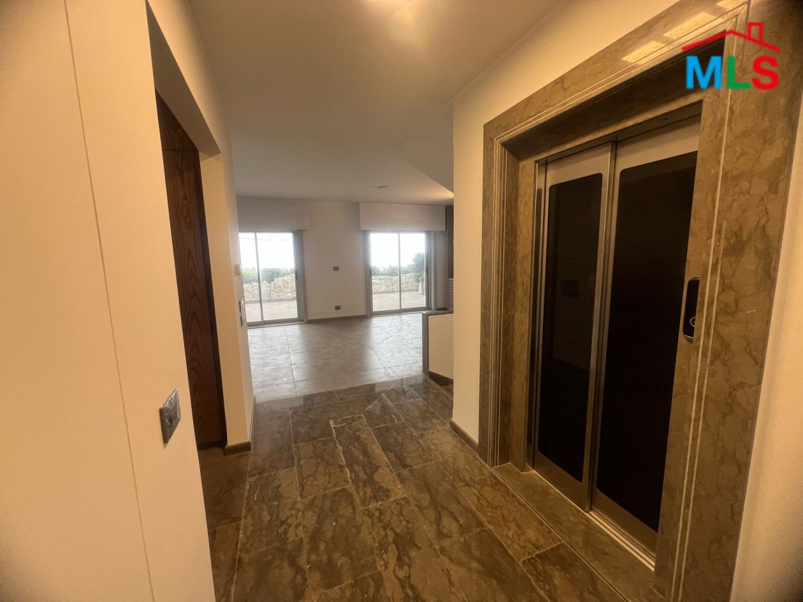 Luxurious Villa For Sale in Fakra Club